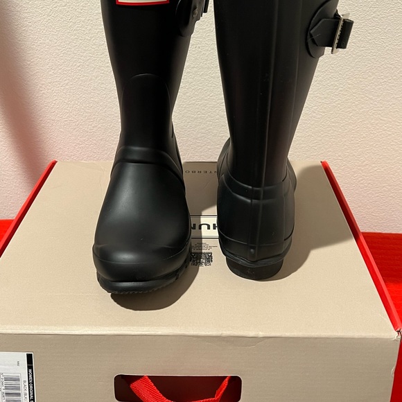 Hunter Rain boots, women Size 6. Black matte color. Never used - Picture 5 of 5